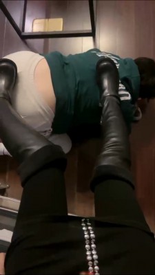 套路直播视频【暴躁小溪】姐妹花-骑马长靴踩/强制闻鞋舔臭脚【双视角版】bf26131_绳艺资料库