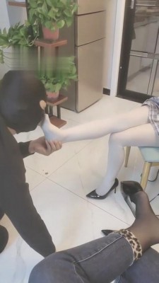 【黑桃】黑白丝双女王调丝袜狗儿子 bf4458_绳艺套路视频资源网