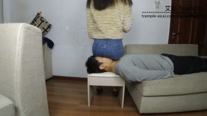 90妹子牛仔裤坐脸_绳艺资料库