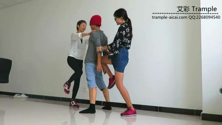 瑶主与闺蜜长靴+高跟+运动鞋玩弄贱狗！_绳艺资料库