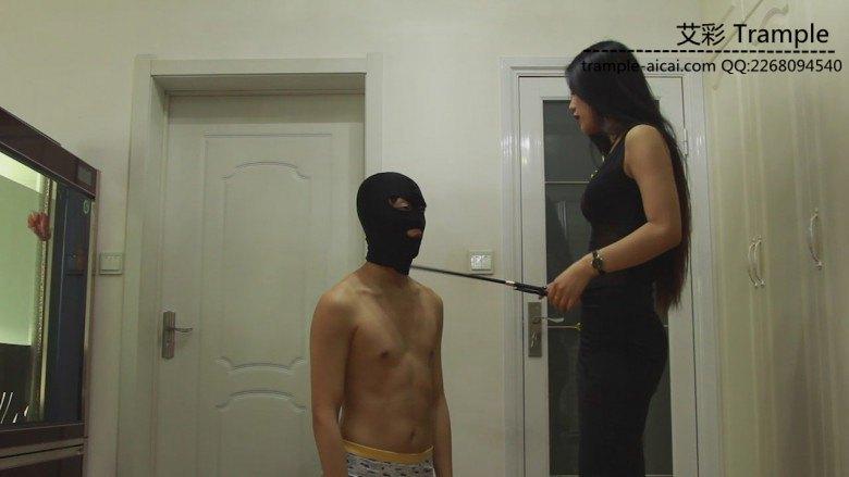 明妃女王高跟裸足踩踏贱狗_绳艺资料库