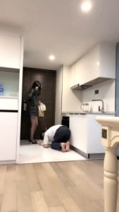【万一】情侣主VS绿帽-踩踏食物喂食/吊绑狠抽/吃丝袜 bf28392_绳艺资料库视频资源下载