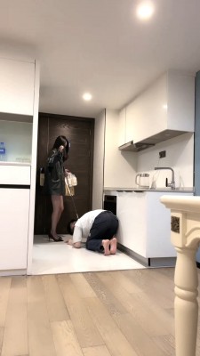 【万一】情侣主VS绿帽-踩踏食物喂食/吊绑狠抽/吃丝袜 bf28392_绳艺资料库视频资源下载