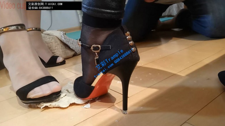 两个主人同时出现，一起调教奴隶，给奴隶踩踏美食！_绳艺资料库