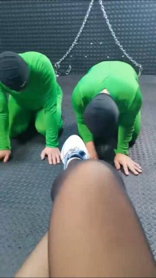 【冷御女王】双M-运动鞋白棉袜黑丝膜拜 bf26721_绳艺资料库视频资源下载