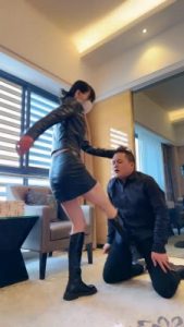 套路直播视频【暴力美学】御姐皮靴重度虐狗-踢裆/踩头跺狗爪/腿绞/虐乳 bf25173_绳艺资料库