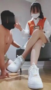 【奈奈】耐克小白鞋原味船袜羞辱/裸足碾压食物喂食 bf458_绳艺资料库视频资源下载