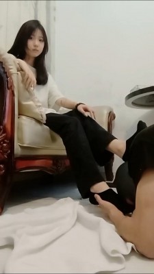 套路直播视频【思思】超可爱学生主-小白鞋黑短袜辱狗/踩喂食【双视角版】bf25672_绳艺资料库