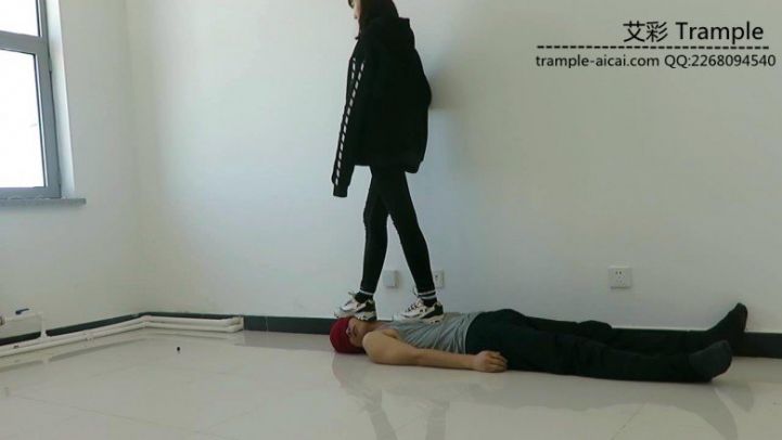 00后天使女主运动鞋；黑棉袜；裸足踩玩贱狗！_绳艺资料库