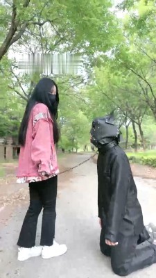 【桃幼幼】艺校女神户外遛狗-骑马爬行/小白鞋踢踹/踩踏 bf28374_绳艺资料库视频资源下载