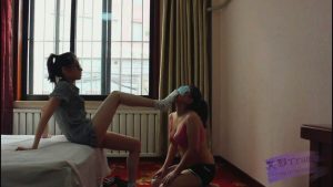 『小妮女女』汗渍脏袜子羞辱,残忍虐母狗_绳艺资料库