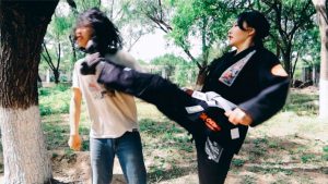 【冰时代】野外暴力踹脸踢死偷窥者冰果棍_绳艺资料库视频资源下载