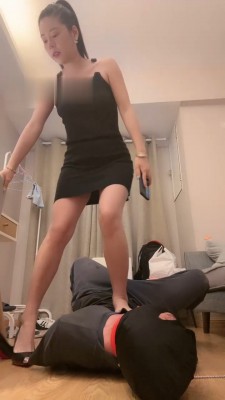 图片[7]_【猫咪大大】超大杯圣水/高跟踩踏/口水耳光舔裸足鞋底/_绳艺资料库视频资源下载