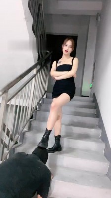 图片[6]_【盖洛】陪酒小妹楼道遛狗/脚下喂食/短靴踩踏 B2156_绳艺资料库视频资源下载