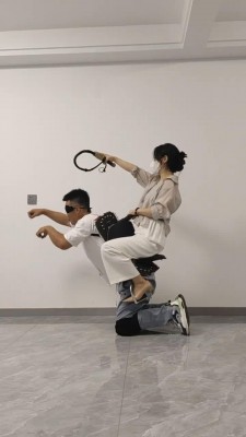 【辣姐】马具骑乘鞭打/骑着擦地/鞭打/深喉耳光/舔脚_绳艺资料库视频资源下载