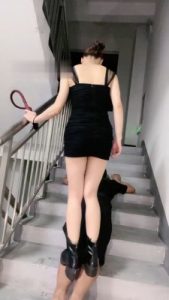 【盖洛】陪酒小妹楼道遛狗/脚下喂食/短靴踩踏 B2156_绳艺资料库视频资源下载