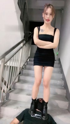 图片[5]_【盖洛】陪酒小妹楼道遛狗/脚下喂食/短靴踩踏 B2156_绳艺资料库视频资源下载