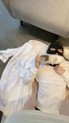 图片[11]_【安主】小白鞋发黄棉袜/晨尿/舔脏鞋底_绳艺套路直播视频资源网