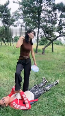 图片[5]_【孤傲女帝】户外调-骑马/暴力踢踹/耳光/提档踩踏_绳艺资料库视频资源下载