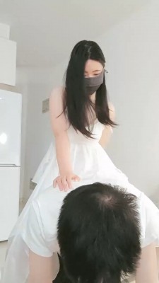 【铃鹿】白丝脚闻舔/掐乳耳光/数据线鞭打_绳艺套路直播视频资源网