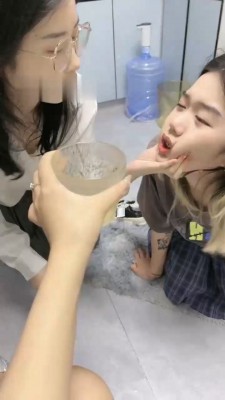 图片[6]_【橙宝】姐妹相互虐-奴下奴-白袜塞嘴/喂圣水/舔脏鞋/骑马/耳光_绳艺资料库视频资源下载