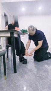 【幽魅】双S-桌下伺候主人用餐_绳艺资料库