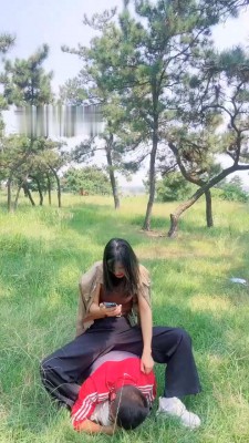 图片[6]_【孤傲女帝】户外调-骑马/暴力踢踹/耳光/提档踩踏_绳艺资料库视频资源下载