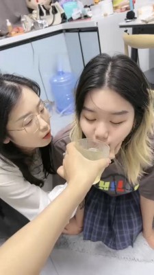 图片[5]_【橙宝】姐妹相互虐-奴下奴-白袜塞嘴/喂圣水/舔脏鞋/骑马/耳光_绳艺资料库视频资源下载
