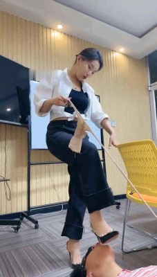 【潘妮女王】开发办公室新痰盂-高跟插嘴/钻胯坐垫【完整版】_绳艺资料库视频资源下载
