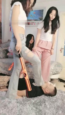 图片[2]_【夏夏呀】3主对1奴-闻白袜脚/踩踏/骑马棒抽/碾狗脸【双视角版】_绳艺套路直播视频资源网