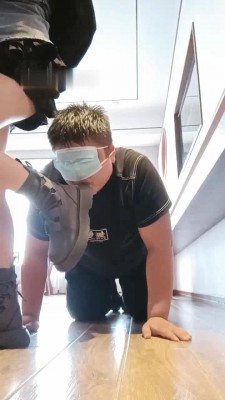 【爱可呀】学生主马丁靴胯下辱-骑脖子/踩踏吸味/浓痰深喉_绳艺资料库视频资源下载