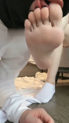 图片[6]_【安主】小白鞋发黄棉袜/晨尿/舔脏鞋底_绳艺套路直播视频资源网