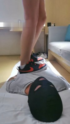 【酒酿丸子】掐乳揪耳朵/运动鞋白袜全体重踩踏_绳艺套路直播视频资源网