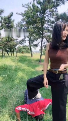 图片[4]_【孤傲女帝】户外调-骑马/暴力踢踹/耳光/提档踩踏_绳艺资料库视频资源下载