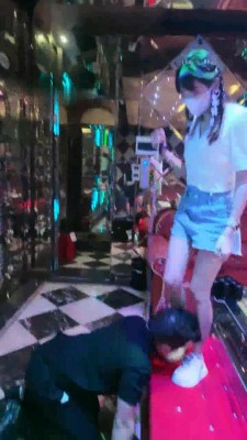 图片[13]_【禾未】KTV双女神调-骑马踩踏/舔鞋底/闻臭袜脚【三视角完整版】_绳艺套路直播视频资源网