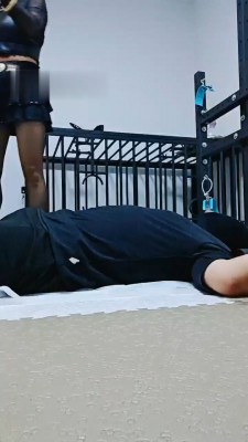 图片[2]_【媚娘】高跟踩踏/闻高跟/关狗笼/人肉坐垫_绳艺资料库视频资源下载
