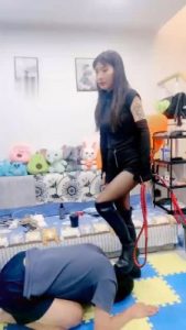 【兔兔大人】鞭打骑马踢踹/全体重踩/闻舔靴子/鞋抽耳光_绳艺资料库视频资源下载