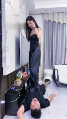 【麋鹿银儿】超美模特-运动鞋暴力踢踹/踩踏_绳艺套路直播视频资源网