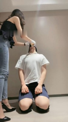 【禾未】灌圣水/高跟踩脚垫/掐乳/藤条抽_绳艺套路直播视频资源网