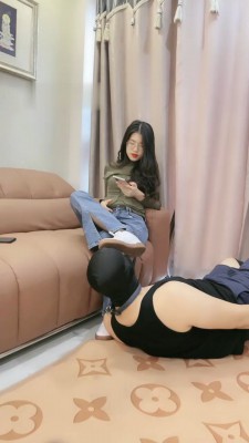 图片[2]_【嘉妮】舔运动鞋黑丝/全体重踩踏/裸足喂食_绳艺资料库视频资源下载