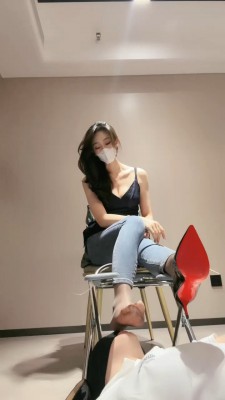 图片[3]_【禾未】灌圣水/高跟踩脚垫/掐乳/藤条抽_绳艺套路直播视频资源网