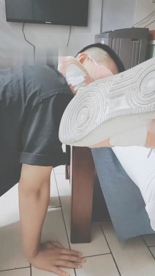 【花祖宗】闻舔超脏运动鞋/丝袜裸足恋足_绳艺套路直播视频资源网