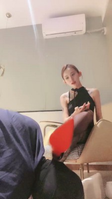 【秋秋】头顶鞋子/多双脏鞋子闻舔/耳光抽_绳艺套路直播视频资源网