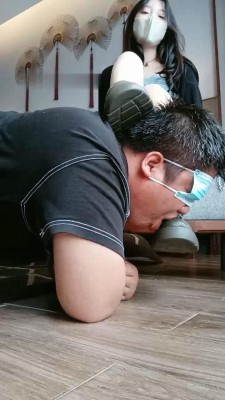 图片[6]_【爱可呀】学生主马丁靴胯下辱-骑脖子/踩踏吸味/浓痰深喉_绳艺资料库视频资源下载