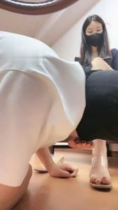 【七月大人】长腿御姐S-高跟裸足闻舔_绳艺资料库视频资源下载