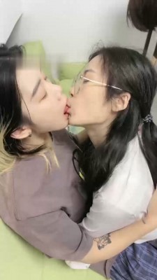 图片[4]_【橙宝】姐妹相互虐-奴下奴-白袜塞嘴/喂圣水/舔脏鞋/骑马/耳光_绳艺资料库视频资源下载