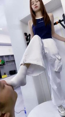 【麋鹿银儿】闻舔高帮匡威原味白袜/踩踏喂食_绳艺资料库视频资源下载