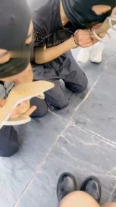【沅芷大人】群调圈养-户外双奴公开舔脏鞋【双视角版】_绳艺资料库视频资源下载