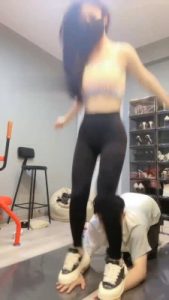 【伊楠】健身女神S-运动鞋暴力踢踹_绳艺资料库视频资源下载
