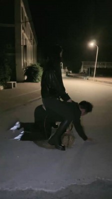 图片[3]_【桃幼幼】小区楼下长靴遛狗_绳艺资料库视频资源下载